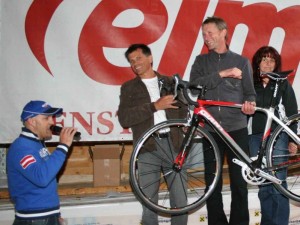 elmer2 Max in Aktion mit dem Gewinner des Hauptpreises