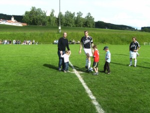 Ehrenanstoßmit dem Sponsor des Matchballs, Daniel Schmidinger von der Firma Fenster Schmidinger