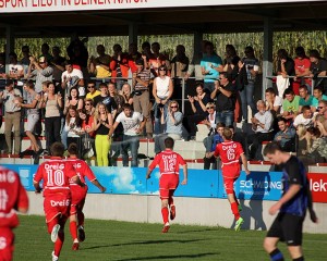 3 : 3 Spieler und Fans jubeln