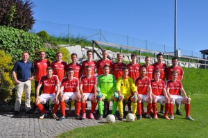 12 die Kampfmannschaft mit Spiel- und Dressensponsor Elektro Karl