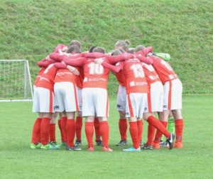 09-bereits-vor-dem-Spiel-ein-Bild-mit-Symbolcharakter-Aiglstorfer-gegen-Eidenberg